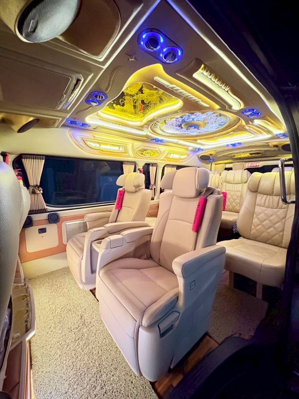 ภายในรถตู้ VIP เบาะโซฟาหนานุ่ม ปรับเอนได้